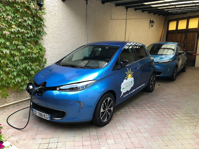 On voit 2 Renault Zoé électriques de couleur bleu dans la cour d'entrée de Linterfaces