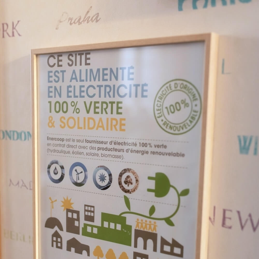 Il est écrit sur une image dans un cadre « Ce site est alimenté en électricité 100% verte et solidaire Enercoop » 